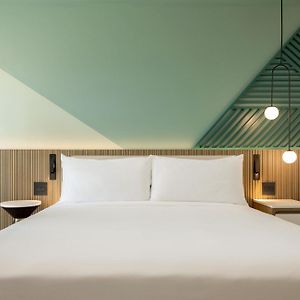 Kamer met een King Size Bed en Uitzicht op het Zwembad